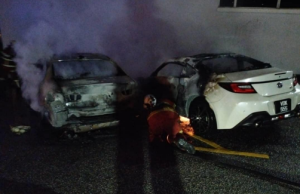 Dua kereta terbakar di Puchong