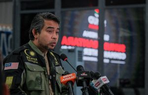 10 dron terbang mengelilingi ruang udara flotila