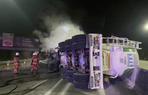 Pemandu treler maut selepas kenderaannya terbabas dan merempuh pembahagi jalan sebelum terbakar di Kilometer 27.8 Lebuhraya Karak menghala ke Gombak, awal pagi tadi. Foto JBPM Selangor