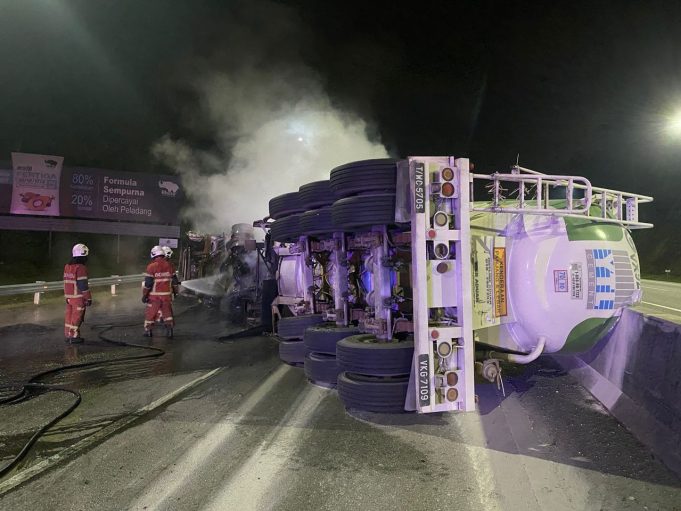 Pemandu treler maut selepas kenderaannya terbabas dan merempuh pembahagi jalan sebelum terbakar di Kilometer 27.8 Lebuhraya Karak menghala ke Gombak, awal pagi tadi. Foto JBPM Selangor