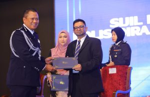 171 pegawai kanan terima Sijil Profesional Kepimpinan PDRM KAPSYEN GAMBAR: 3. Prof. Ts. Dr. Faizal yang menjalankan fungsi Timbalan Naib Canselor Hal Ehwal Jaringan Industri dan Masyarakat (kanan) menyampaikan sijil di Majlis Graduasi Sijil Profesional Kepimpinan PDRM Kalis Masa Depan.
