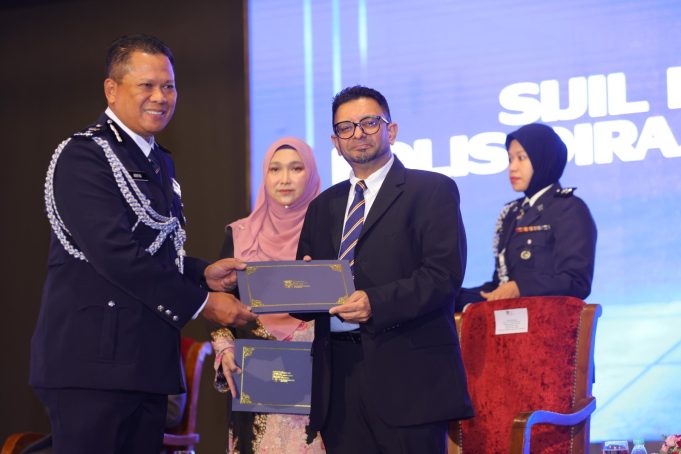 WhatsApp Image 2025-10-17 at 14.48.44 KAPSYEN GAMBAR: 3. Prof. Ts. Dr. Faizal yang menjalankan fungsi Timbalan Naib Canselor Hal Ehwal Jaringan Industri dan Masyarakat (kanan) menyampaikan sijil di Majlis Graduasi Sijil Profesional Kepimpinan PDRM Kalis Masa Depan.