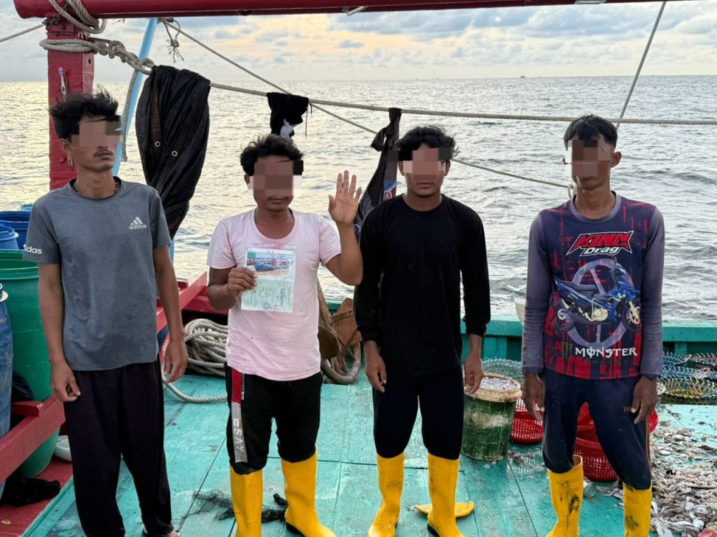 seorang tekong, bersama tiga awak-awak warga Myanmar