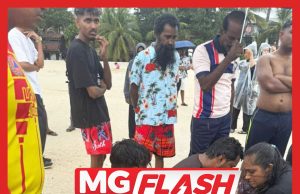 Dua Sahabat Lemas Ketika Bercuti di Pantai Chenang #MGFlash