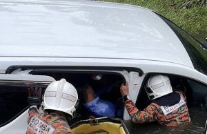 Pemandu nyaris maut, Toyota Vellfire terjunam dalam parit