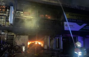 Dua bengkel terbakar di Kepong Baru