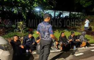 Tujuh warga asing sembunyi dalam semak ditahan di Pantai Forest City