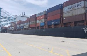 Kontena kapal yang terbakar Maersk-chartered vessel MV Kyparissia