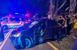 Remaja maut motosikal rempuh kereta terbabas stereng rosak