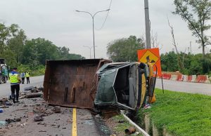 Warga emas maut tercampak selepas tayar pecah, lori terbalik dalam longkang