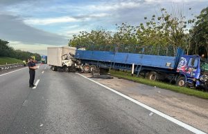 Pemandu, kelindan maut nahas dua treler, satu lori