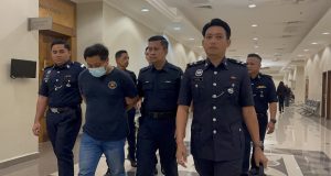 Tertuduh, Jabalul Akhir dibawa keluar dari Mahkamah Sesyen 2 di Kuantan selepas membuat membuat pengakuan bersalah, hari ini.