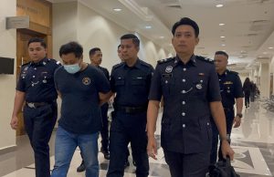 Penganggur mengaku salah tikam pekebun Tertuduh, Jabalul Akhir dibawa keluar dari Mahkamah Sesyen 2 di Kuantan selepas membuat membuat pengakuan bersalah, hari ini.