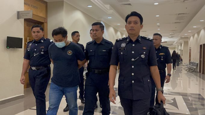 IMG_1170 Tertuduh, Jabalul Akhir dibawa keluar dari Mahkamah Sesyen 2 di Kuantan selepas membuat membuat pengakuan bersalah, hari ini.