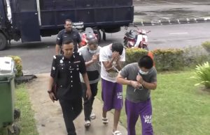 Tiga penagih tegar didakwa lima pertuduhan merompak warga asing