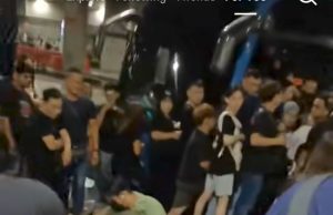 Tular lelaki, wanita berebut bas di CIQ