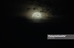 Fenomena Supermoon Terangi Langit
