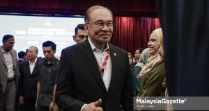 Perdana Menteri, Datuk Seri Anwar Ibrahim beramah mesra bersama warga JPM ketika hadir pada Perjumpaan Perdana Menteri bersama Warga JPM bagi Bulan November di Puspanitapuri, Putrajaya. Foto SADIQ SANI, 12 NOVEMBER 2025