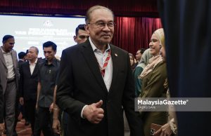 Perdana Menteri, Datuk Seri Anwar Ibrahim beramah mesra bersama warga JPM ketika hadir pada Perjumpaan Perdana Menteri bersama Warga JPM bagi Bulan November di Puspanitapuri, Putrajaya. Foto SADIQ SANI, 12 NOVEMBER 2025
