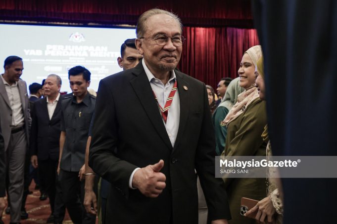 MGF12112025 - ANWAR JPM-14 Perdana Menteri, Datuk Seri Anwar Ibrahim beramah mesra bersama warga JPM ketika hadir pada Perjumpaan Perdana Menteri bersama Warga JPM bagi Bulan November di Puspanitapuri, Putrajaya. Foto SADIQ SANI, 12 NOVEMBER 2025