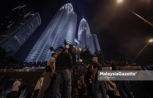 Jurugambar jalanan KLCC dicekup, sorok kamera celah pokok