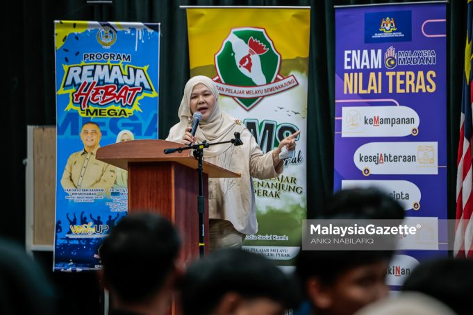 Exco Pembangunan Wanita, Keluarga, Kebajikan Masyarakat, Pembangunan Usahawan dan Koperasi Perak, Datuk Salbiah Mohamed berucap pada Program Remaja Hebat Mega di Pusat Latihan Kenegaraan Ulu Kenas, Kuala Kangsar, pada Ahad. Foto ANIQ NABILAFIQ ANUAR, 23 NOVEMBER 2025. Belanjawan Perak 2026 kebajikan rakyat Perak Sejahtera 2030