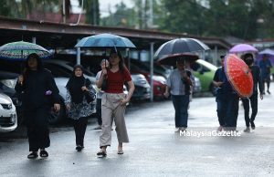 Hujan tak halang orang ramai keluar mengundi