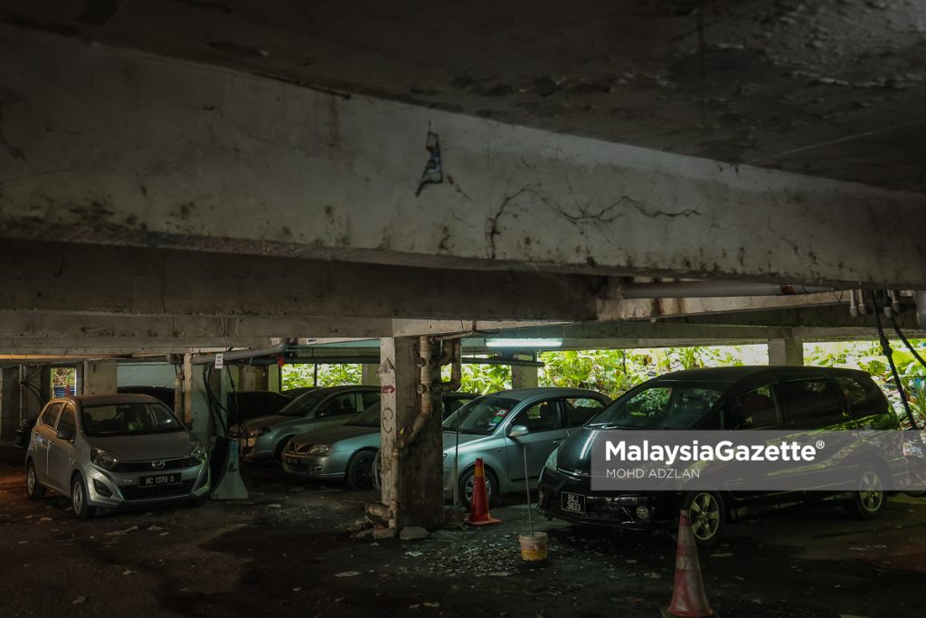 Keadaan di Flat Kuchai Jaya yang semakin uzur dan penuh dengan sampah sarap serta semak-samun ketika di Kuala Lumpur. Foto MOHD ADZLAN, 27 OGOS 2025.