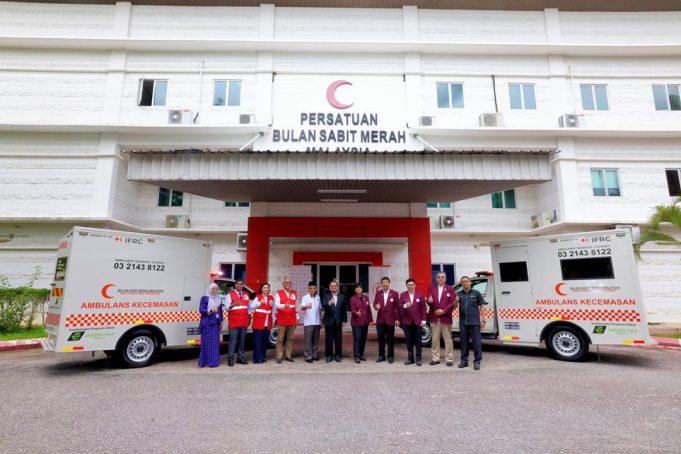 Mustakim (lima dari kiri) dan Ahli Lembaga BSSM Tan Sri Tunku Puteri Intan Safinaz bersama Ahli Lembaga BSMM dan wakil TH bergambar bersama dua buah ambulans 4x4 sumbangan TH.