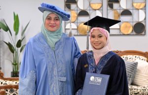 Rohana penerima Biasiswa Anak Emas pertama UTeM jadi graduan