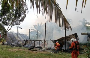 Rumah sementara hangus terbakar