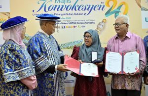Dr. Siti Hawa terlantar di ICU, ibu sebak terima PhD di pentas