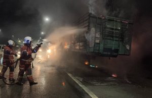 Treler muatan metal oxide terbakar di ELITE