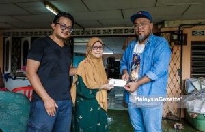 MalaysiaGazette hulur sumbangan kepada ibu wartawan terjejas banjir kilat
