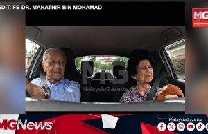 “Ehh, Pegang Pegang.. Tak Payah Pegang, Dia Pusing Sendiri” – Gelagat Tun M, Tun Hasmah Cuit Hati