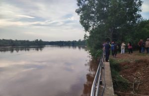 Suami isteri dikhuatiri lemas, kereta terjunam ke dalam sungai