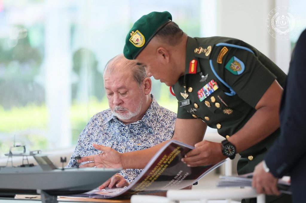 Seri Paduka Baginda berkenan menerima taklimat mengenai perkembangan semasa Gerup Gerak Khas (GGK) oleh Panglima 21 GGK, Mejar Jen Datuk Ahmad Shuhaimi Mat Wajab, di Johor Bahru hari ini.