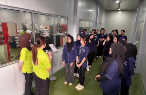 Pelajar Program Kimia Industri UMS diberi pendedahan GMP