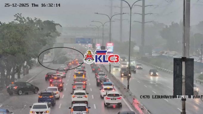 Hujan lebat di sekitar pusat bandar menyebabkan pokok tumbang di Lebuhraya Timur Barat (Taman Connaught) ke Cheras Sentral pada 4.30 petang tadi.