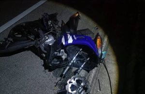Pemuda maut dirempuh motosikal, kereta lepas terjatuh atas jalan