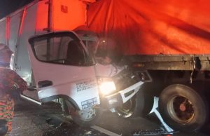 Lori rempuh treler, kelindan maut tersepit
