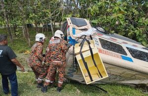 Pemandu ambulans maut tercampak, tiga pembantu perubatan, pesakit cedera