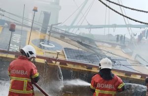 Bot bawa 10,000 liter diesel terbakar di Kompleks Perikanan LKIM