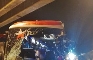 Empat cedera bas langgar tembok batu pembahagi jalan