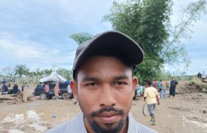 Warga emas, wanita, bayi duduk atas pokok sawit 3 hari semasa banjir
