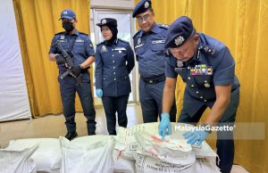 Kastam Pahang serbu kontena seludup basikal elektrik, beras dan tepung secara haram