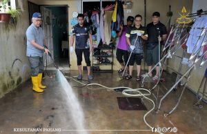 Sultan Pahang bergotong-royong bersih rumah mangsa banjir