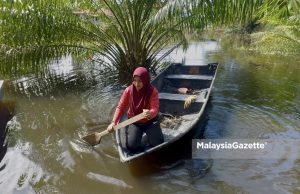 Banjir 2 meter, gadis dayung bot bantu nenek berniaga di kedai makan
