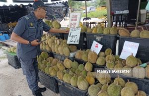 KPDN Pahang serbu kedai jual durian didakwa tak pamer harga