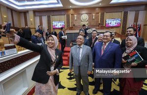 Menteri Besar Perak, Datuk Seri Saarani Mohamad berswafoto selepas sesi penggulungan Belanjawan Perak 2026 pada Mesyuarat Ketiga, Tahun Ketiga, Dewan Negeri Perak Ke-15 di Bangunan Perak Darul Ridzuan, Ipoh. Foto ABDULLAH YUSOF, 02 DISEMBER 2025. BKK Perak Sejahtera